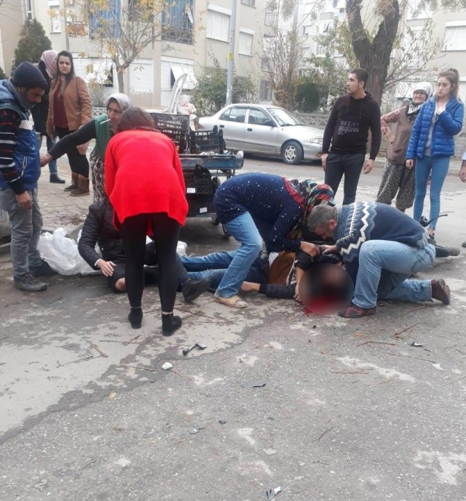 Motosikletle otomobil çarpıştı: 1'i ağır 2 kişi yaralandı