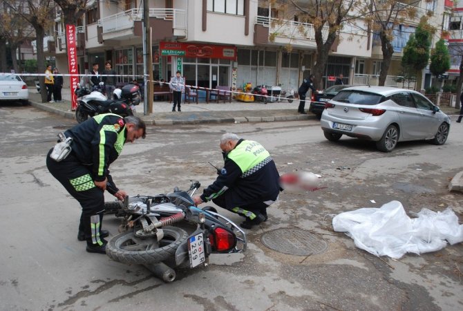 Motosikletle otomobil çarpıştı: 1'i ağır 2 kişi yaralandı