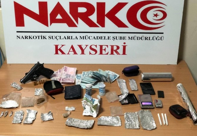 Narkotik Suçlarla Mücadele Şube Müdürlüğü Polis zehir tacirlerine göz açtırmıyor