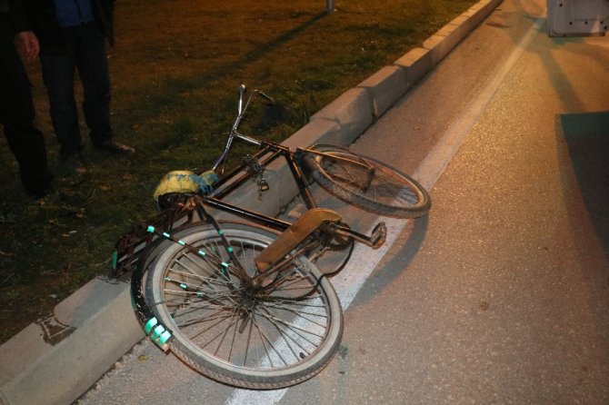 Seyhan İlçesi Güney Kuşak Bulvarı'nda Otomobilin çarptığı bisiklet sürücüsü ağır yaralandı