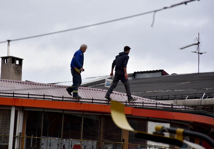 SİVAS'ta 4 katlı binanın çatısında tehlikeli çalışma