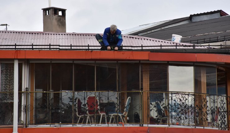 SİVAS'ta 4 katlı binanın çatısında tehlikeli çalışma