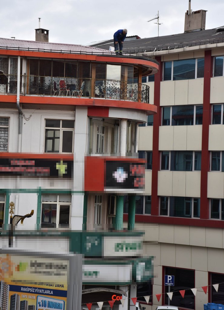 SİVAS'ta 4 katlı binanın çatısında tehlikeli çalışma