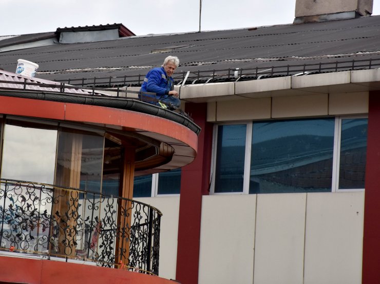 SİVAS'ta 4 katlı binanın çatısında tehlikeli çalışma