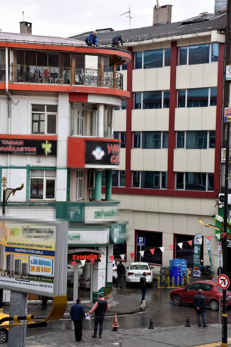 SİVAS'ta 4 katlı binanın çatısında tehlikeli çalışma