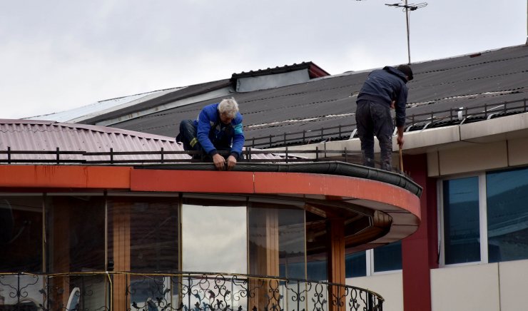 SİVAS'ta 4 katlı binanın çatısında tehlikeli çalışma