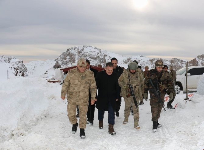 Akbıyık, 3400 rakımlı İkiyaka Üs Bölgesindeki kahraman Mehmetçikleri ziyaret etti