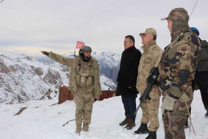 Akbıyık, 3400 rakımlı İkiyaka Üs Bölgesindeki kahraman Mehmetçikleri ziyaret etti