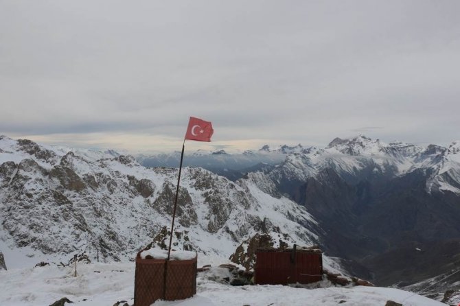 Akbıyık, 3400 rakımlı İkiyaka Üs Bölgesindeki kahraman Mehmetçikleri ziyaret etti