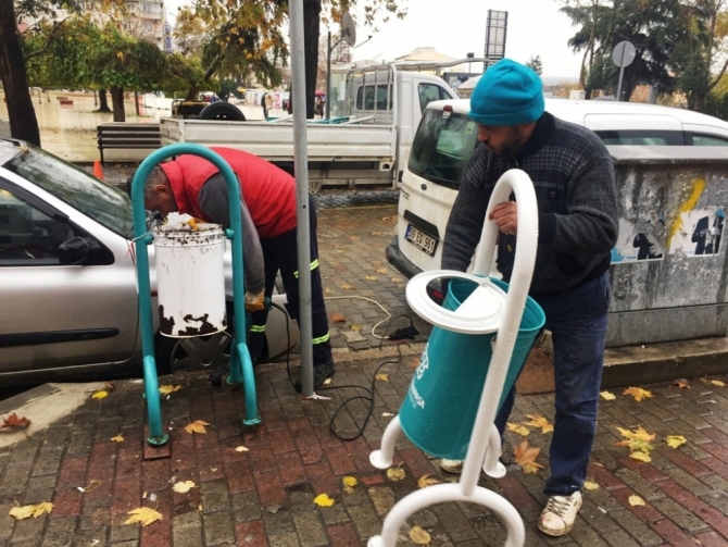 Yıpranan çöp kutularına bakım