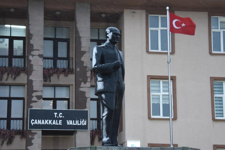 Çanakkale’de kar yağışı aralıklarla devam ediyor