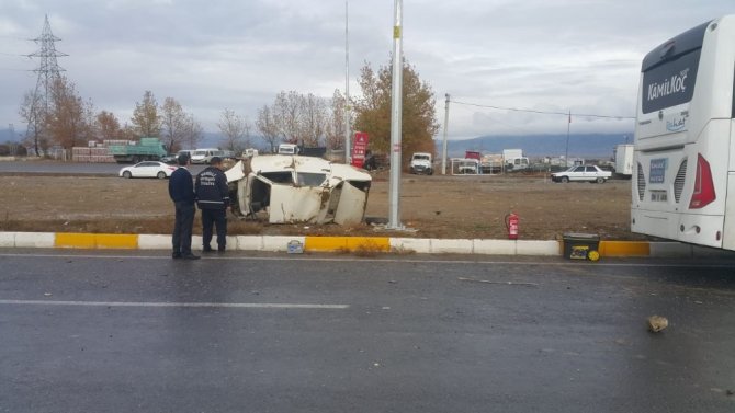 Otomobilden fırlayan araç sürücüsü, Otobüsün altında can verdi