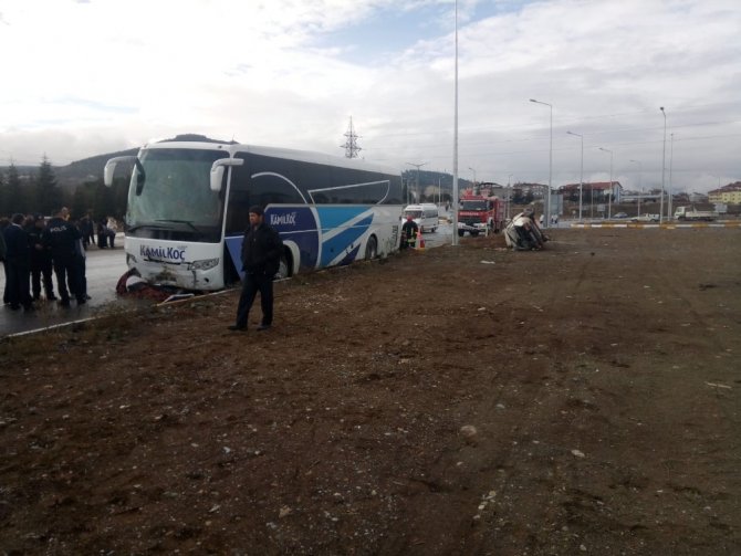 Otomobilden fırlayan araç sürücüsü, Otobüsün altında can verdi
