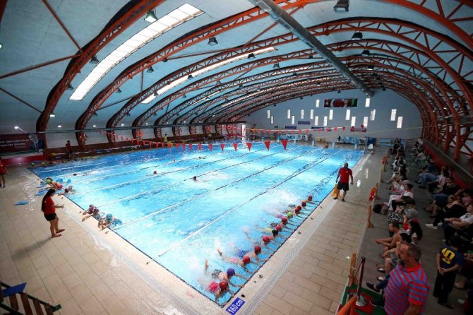 Karşıyaka’nın yüzme havuzu çok sevildi,her yaştan yüzme tutkunlarının gözdesi oldu