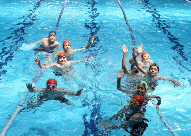 Karşıyaka’nın yüzme havuzu çok sevildi,her yaştan yüzme tutkunlarının gözdesi oldu