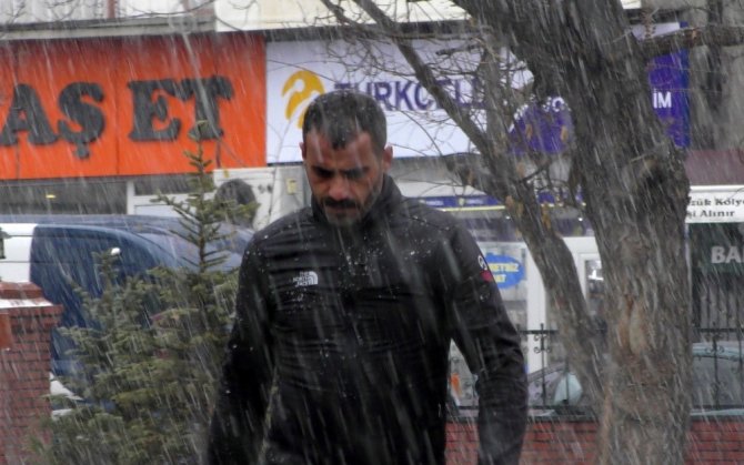 Ardahan’da öğle saatlerinde kar yağışı başladı