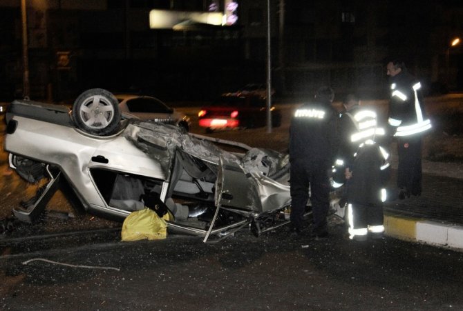 Karaman'da kontrolden çıkan otomobilin takla atması sonucu 2 kişi yaralandı