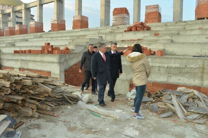 Vali Yacızı “"Edremit Kültür Merkezi" inşaatında incelemelerde bulundu"