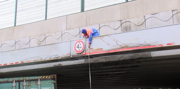 Florya'da TIR'daki konteyner yola düştü: Kaza yerinde 4 metre tartışması