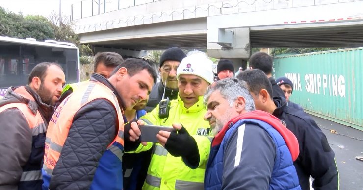 Florya'da TIR'daki konteyner yola düştü: Kaza yerinde 4 metre tartışması