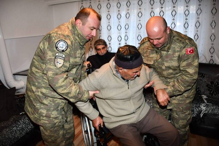 Kosova’da Türk askeri, tek tek engelli aileleri ziyaret edip, tekerlekli sandalye dağıttı