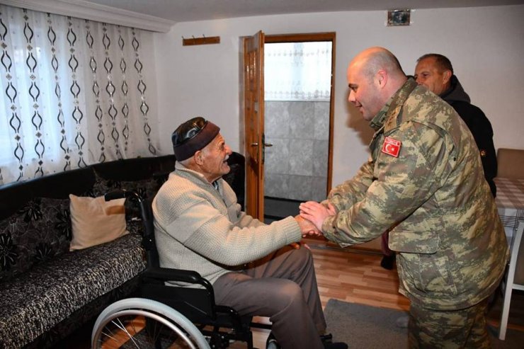 Kosova’da Türk askeri, tek tek engelli aileleri ziyaret edip, tekerlekli sandalye dağıttı