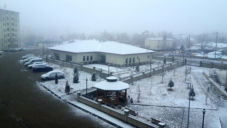ARDAHAN'da birkaç gündür devam eden yağmur, dün gece yerini kar yağısına bıraktı