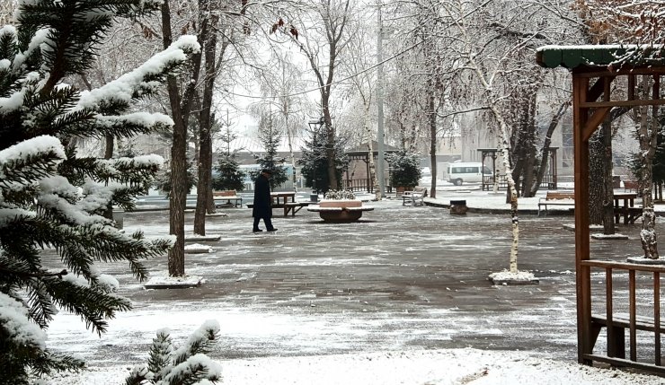 ARDAHAN'da birkaç gündür devam eden yağmur, dün gece yerini kar yağısına bıraktı