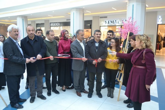 Dünya Engelliler günü etkinlikleri kapsamında el sanatları sergisi açıldı.