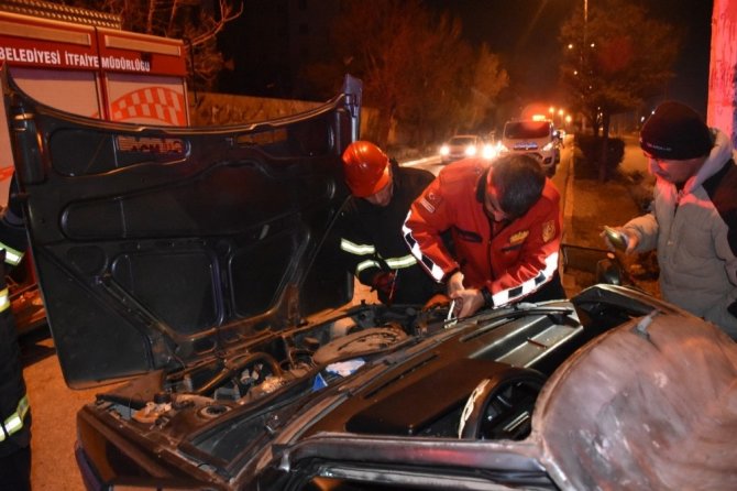 Kırıkkale'de Kontrolden çıkan otomobil aydınlatma direğine çarptı