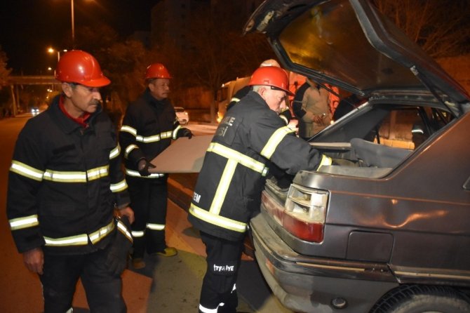 Kırıkkale'de Kontrolden çıkan otomobil aydınlatma direğine çarptı