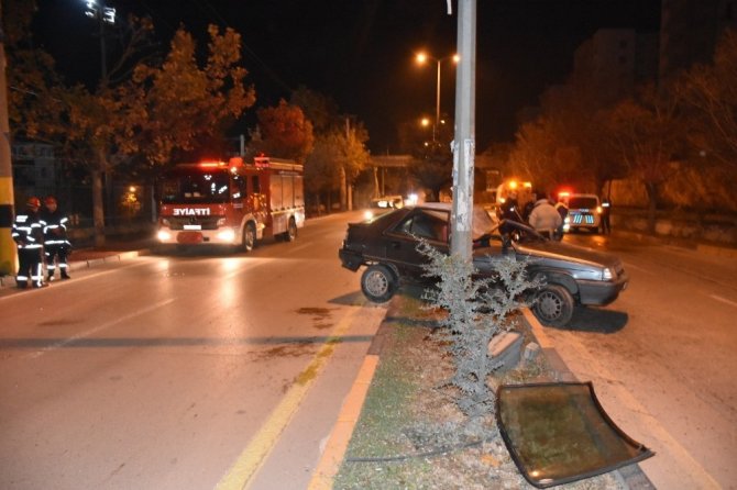 Kırıkkale'de Kontrolden çıkan otomobil aydınlatma direğine çarptı