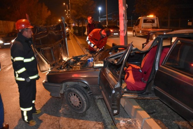 Kırıkkale'de Kontrolden çıkan otomobil aydınlatma direğine çarptı