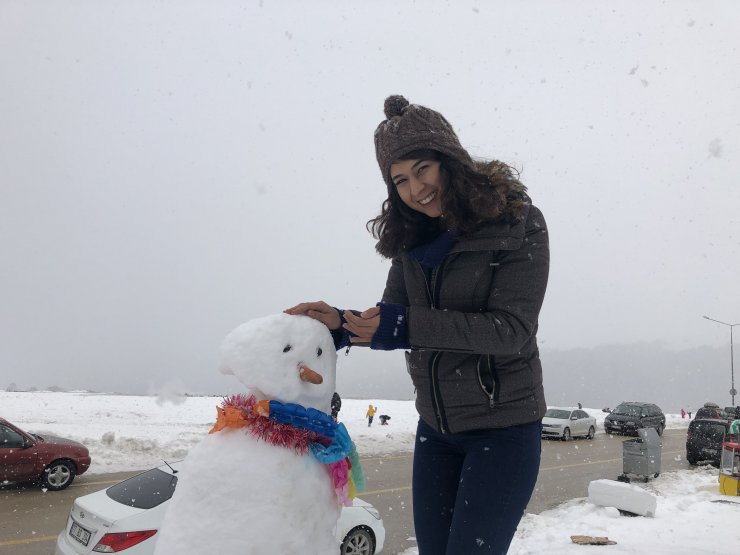 TÜRKİYE'nin önemli kış turizm merkezlerinden Uludağ'da kar yağışı başladı.