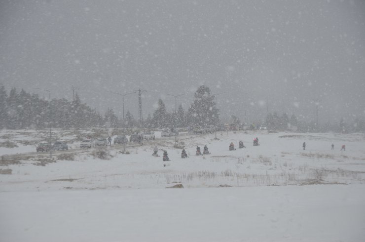 TÜRKİYE'nin önemli kış turizm merkezlerinden Uludağ'da kar yağışı başladı.