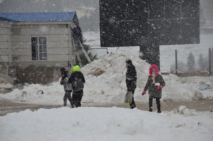 TÜRKİYE'nin önemli kış turizm merkezlerinden Uludağ'da kar yağışı başladı.