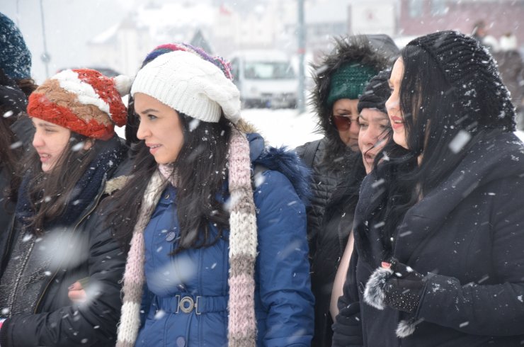 TÜRKİYE'nin önemli kış turizm merkezlerinden Uludağ'da kar yağışı başladı.