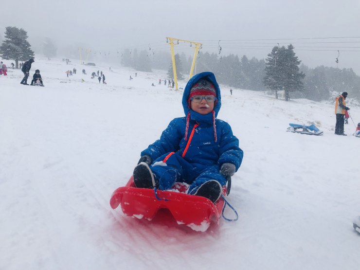 TÜRKİYE'nin önemli kış turizm merkezlerinden Uludağ'da kar yağışı başladı.
