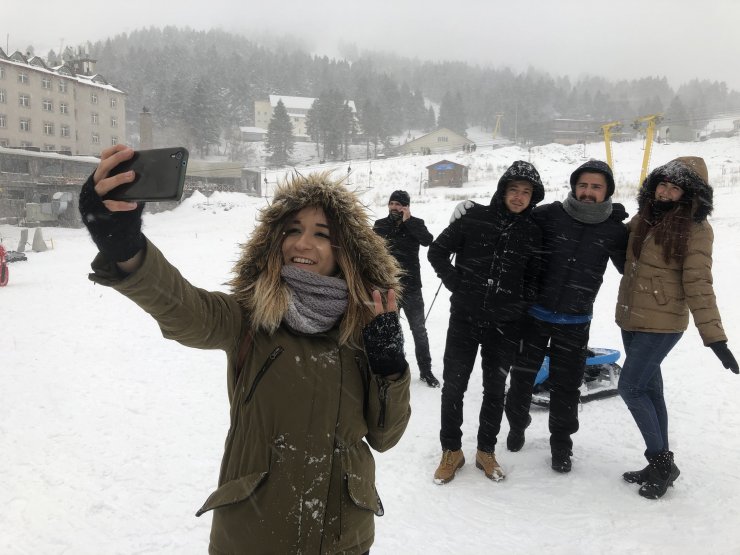 TÜRKİYE'nin önemli kış turizm merkezlerinden Uludağ'da kar yağışı başladı.