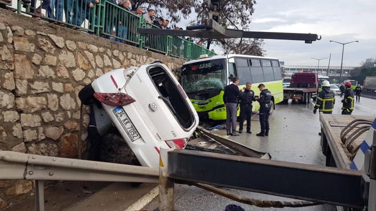 İZMİT'te Halk otobüsü ile otomobil çarpıştı: 3 yaralı