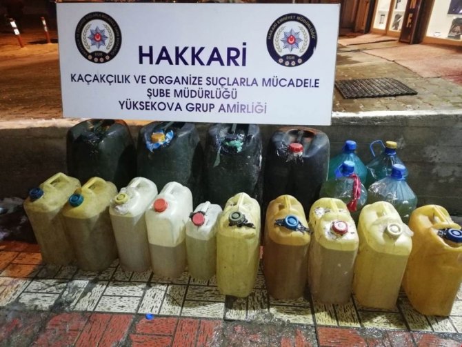 Hakkari'de yapılan uygulamalarda gümrük kaçağı çok sayıda malzeme ele geçirildi.