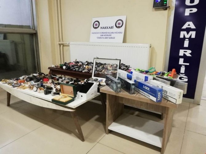 Hakkari'de yapılan uygulamalarda gümrük kaçağı çok sayıda malzeme ele geçirildi.