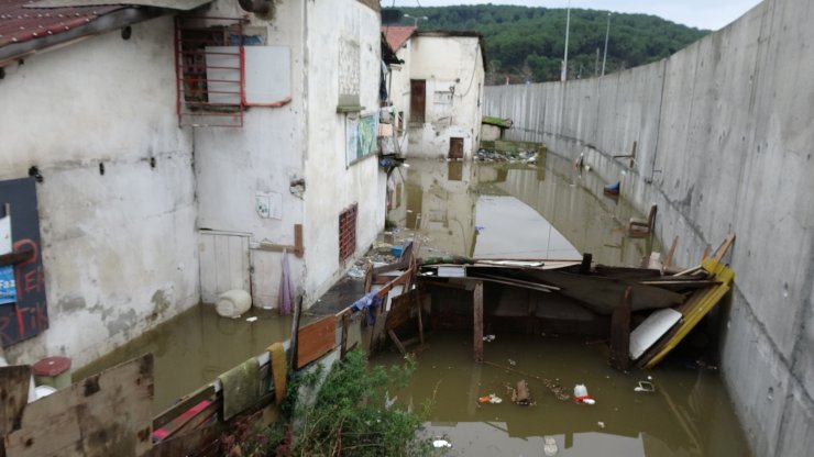 Kağıthane'de eski mandırayı su bastı, kümes hayvanları telef oldu