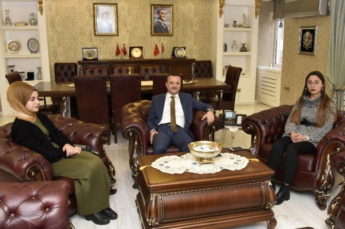 Vali Taşbilek ‘Ben tok yatıyorsam herkes tok yatsın’ projesinin sahibi öğrenciyi ağırladı