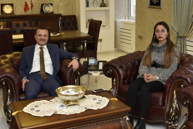 Vali Taşbilek ‘Ben tok yatıyorsam herkes tok yatsın’ projesinin sahibi öğrenciyi ağırladı