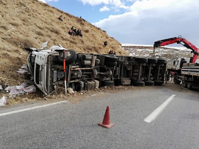 an-Hakkari karayolu üzerindeki Çamlık Karakolu yakınlarında Kömür yüklü tır devrildi