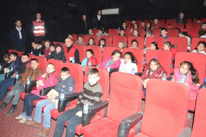 Kızılay Şubesi 51 öğrenciyi hayatlarında ilk defa sinemaya götürdü