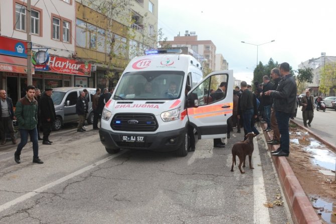 Adıyaman'da, yolun karşı tarafına geçmeye çalışan kız, otomobilin çarpması sonucu yaralandı.