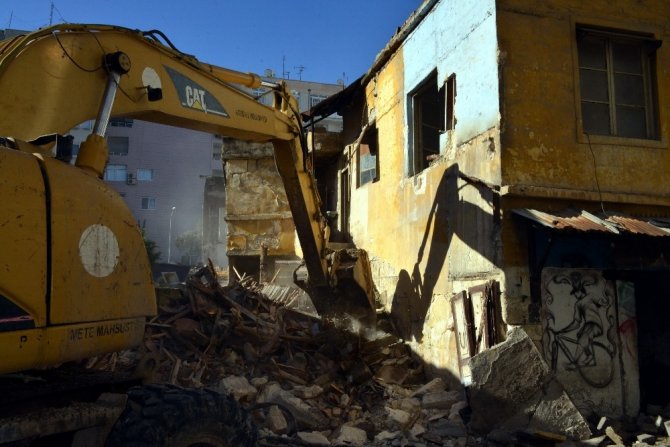 Akdeniz’de yağışlardan etkilenen ve tehlike arz eden metruk binalar yıkılıyor