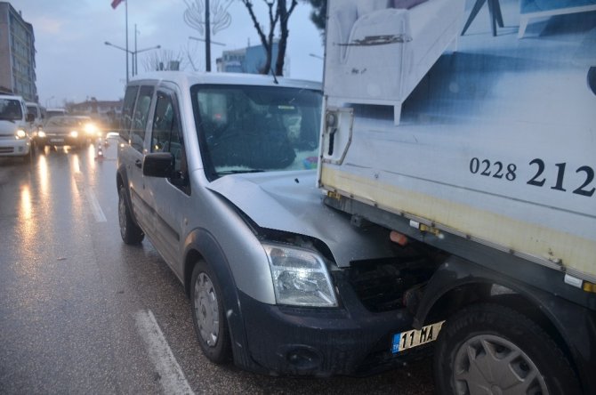Bilecik kent merkezinde meydana gelen trafik kazasında 1 kişi yaralandı